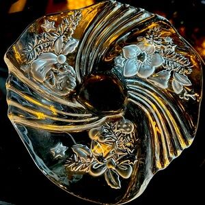 Vintage Mikasa ,Crystal Christmas Medley bowl, would make a great keepsake 💝